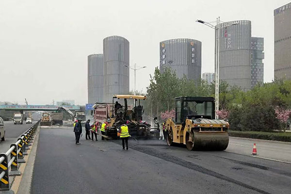 高速公路路面施工為什么多數(shù)使用瀝青材料？